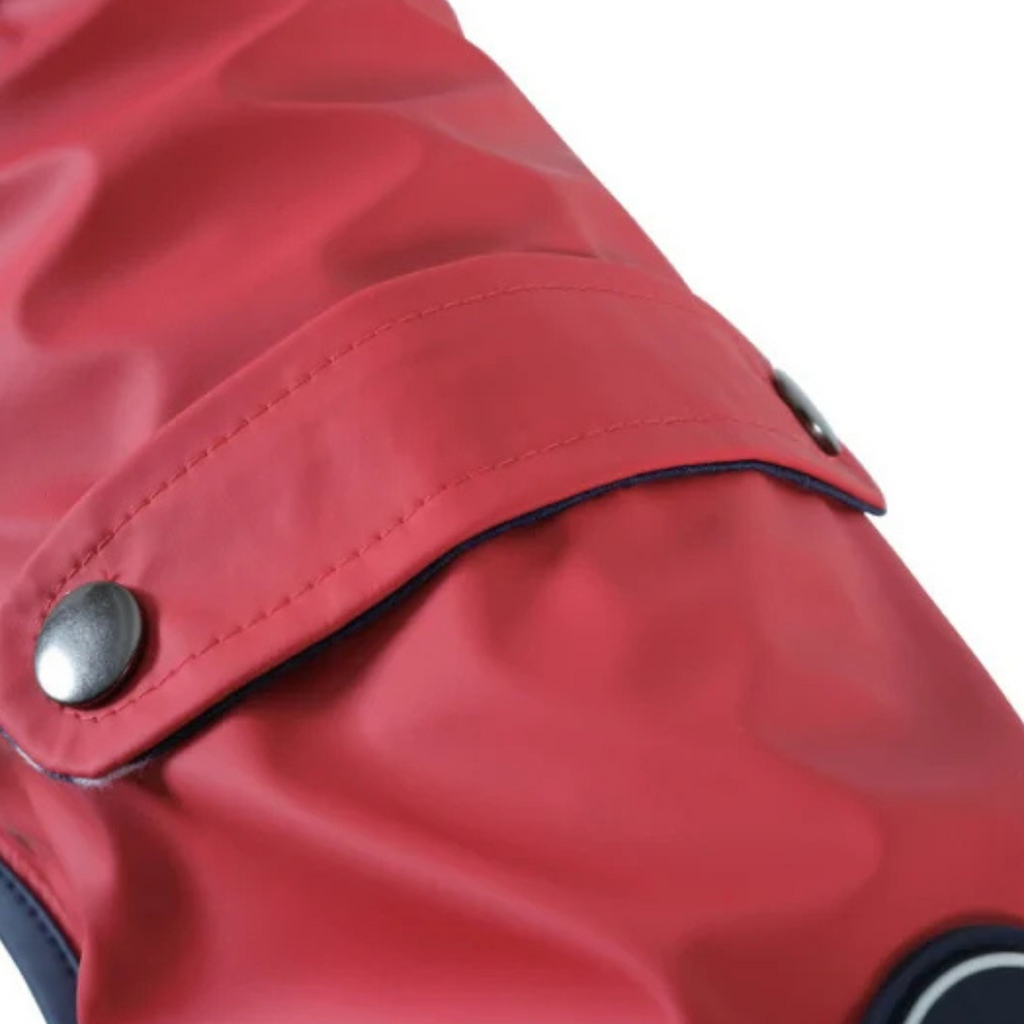 Ciré Saint-Malo pour chien rouge et bleu avec zoom sur les coutures et boutons
