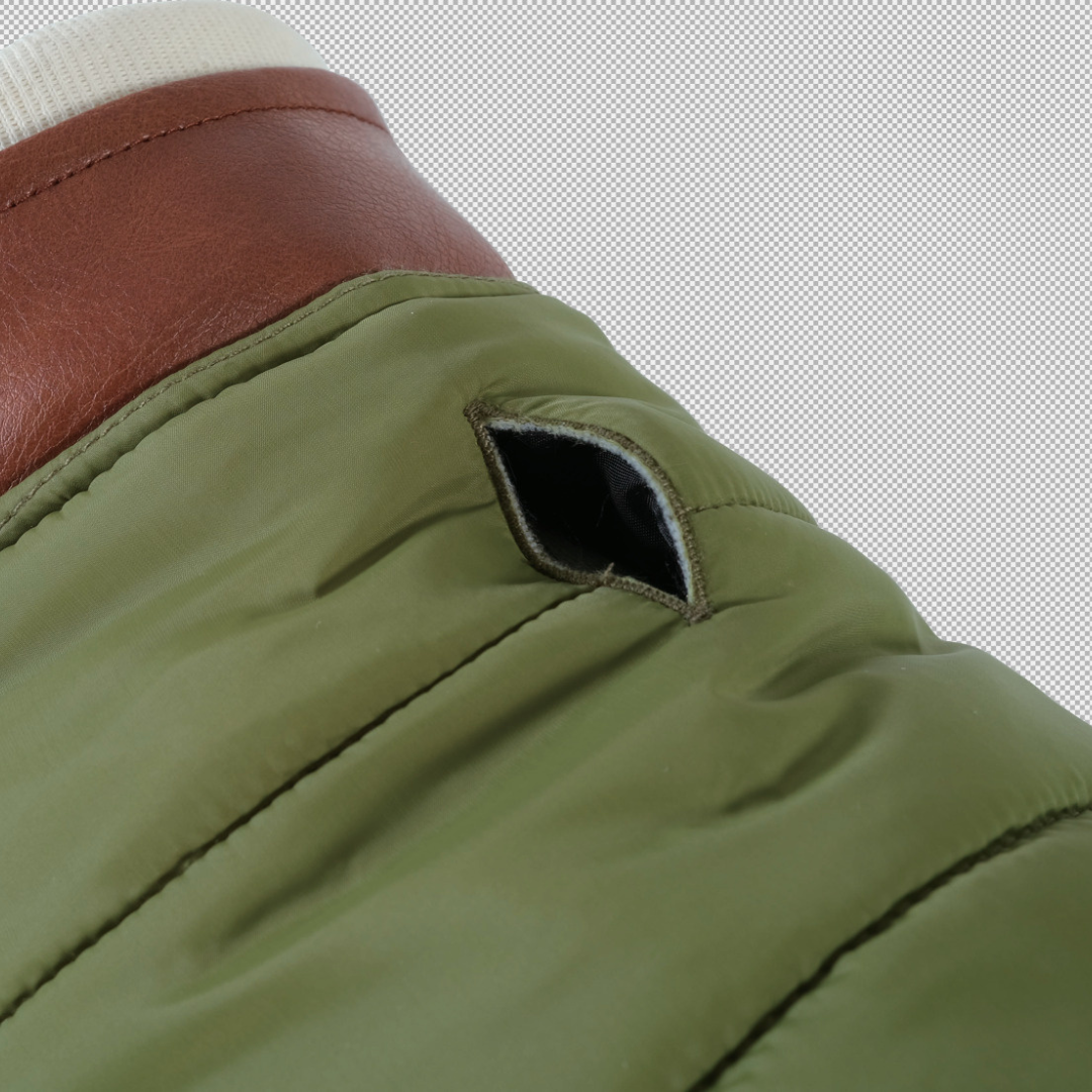 Doudoune London pour chien kaki avec zoom sur l'ouverture pour la laisse et le cuir 