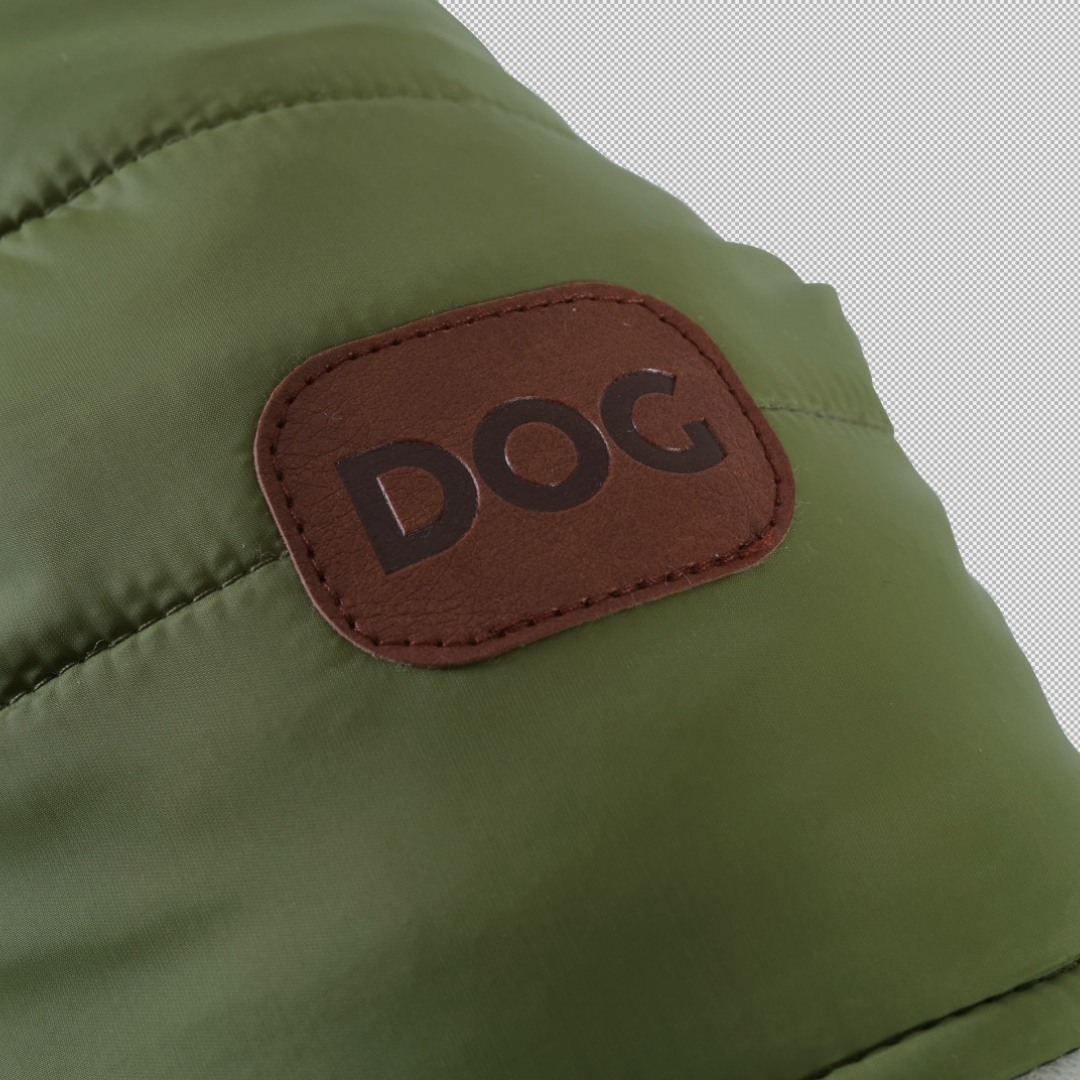 Doudoune London pour chien kaki avec zoom sur le logo en cuir DOG