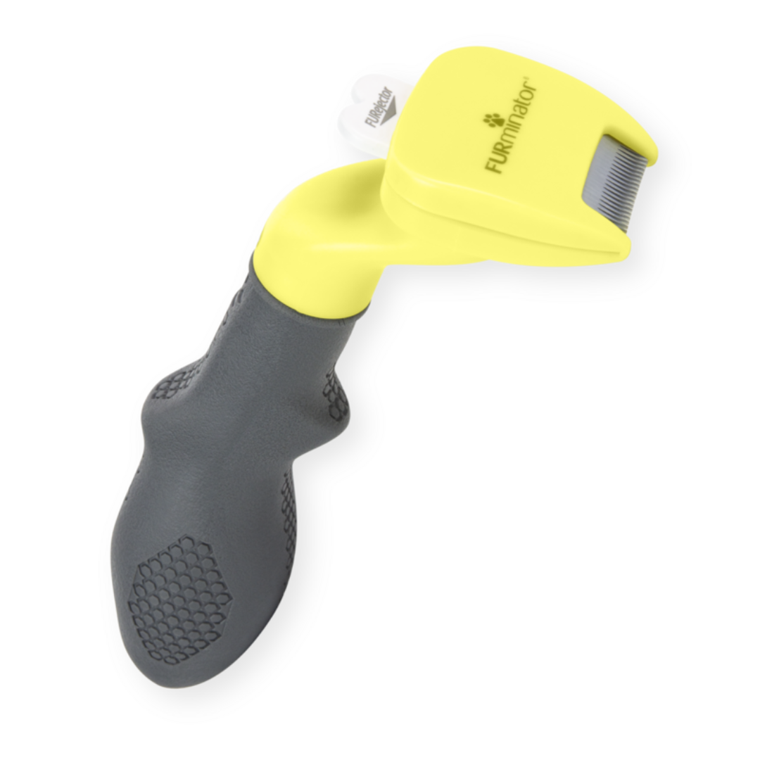Outil FURminator XS anti-mue pour chiens à poils courts, vue en perspective avec manche antidérapant