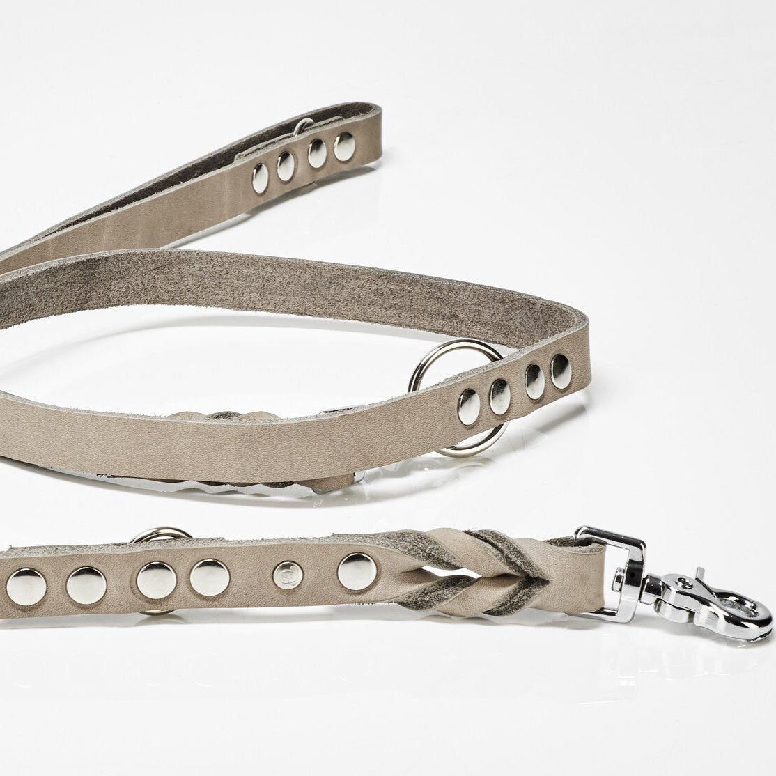 Laisse en cuir gris de la collection GIRO de Laboni, comportant des boutons et attaches chromé 