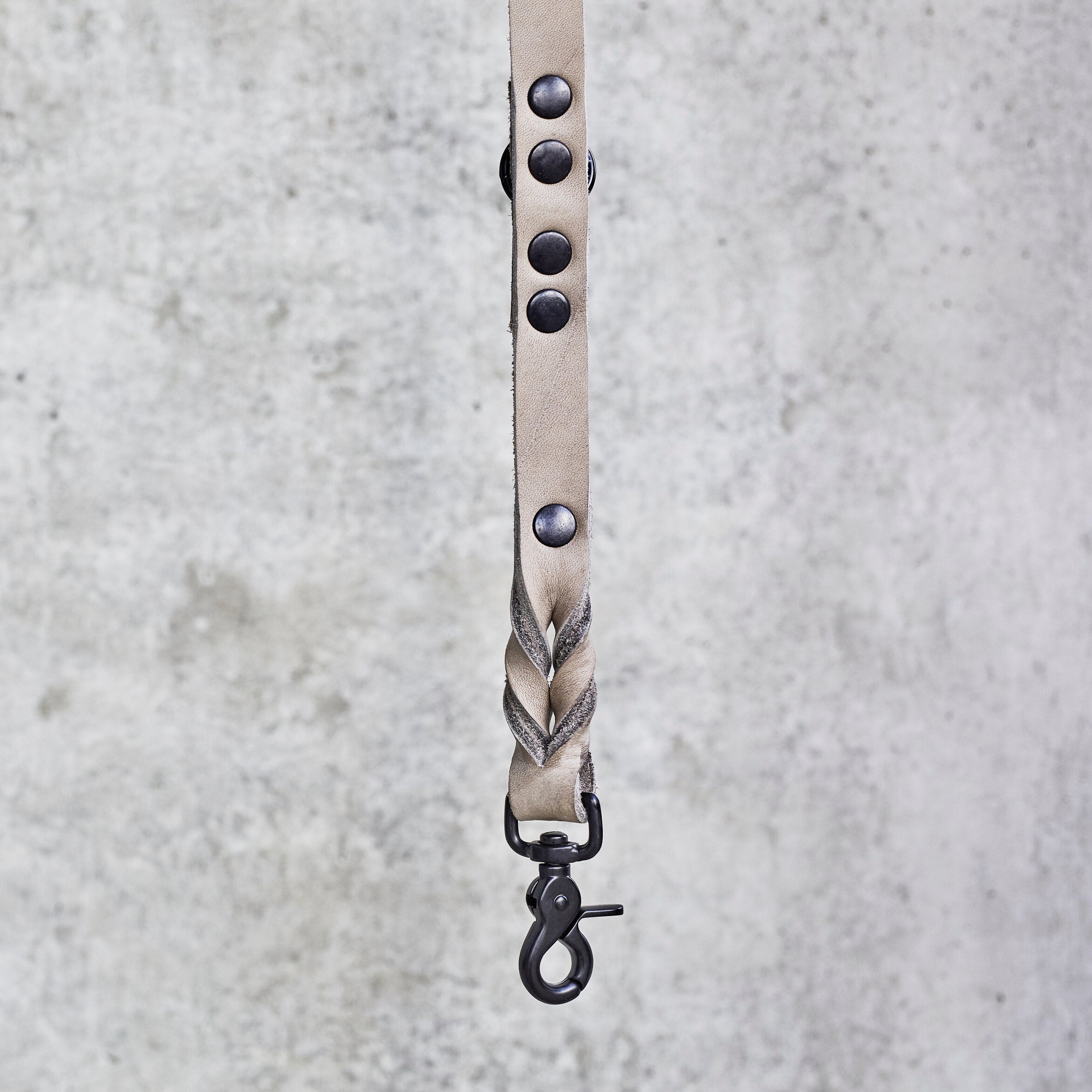 Laisse en cuir gris de la collection GIRO de Laboni, comportant des boutons et attaches en métal noir