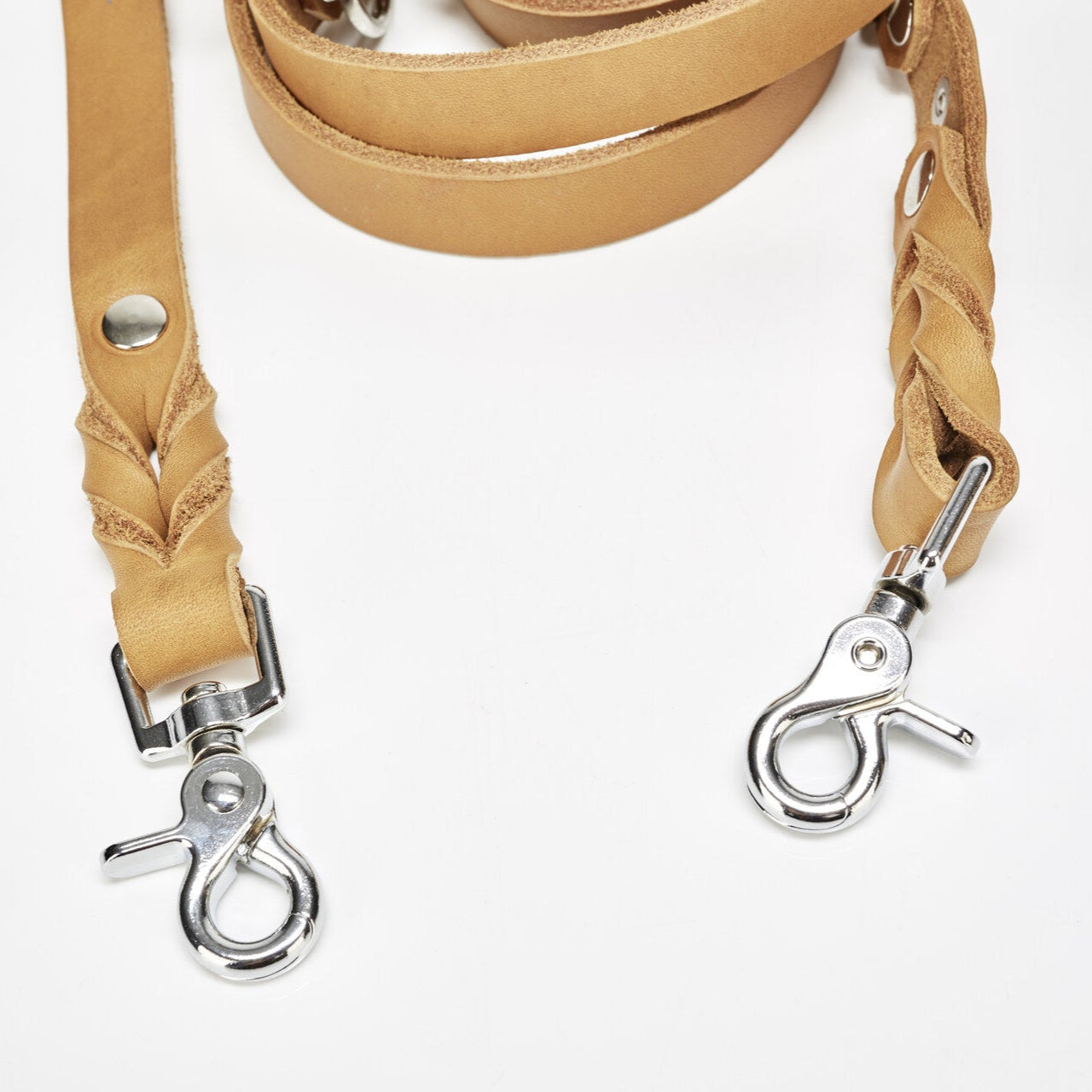 Laisse en cuir couleur miel de la collection GIRO de Laboni, comportant des boutons et attaches chromé, zoom sur les attaches