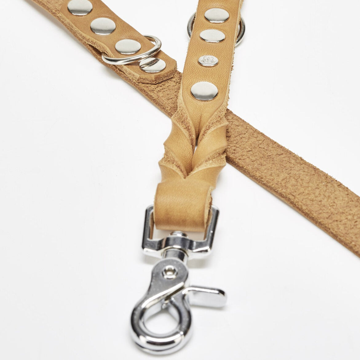 Laisse en cuir couleur miel de la collection GIRO de Laboni, comportant des boutons et attaches chromé, zoom sur les attaches et le cuir 