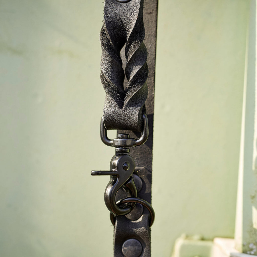 Laisse en cuire de la collection GIro de Laboni, noir, avec accroche et boutons en métal noir, zoom sur l'accroche et le cuir 
