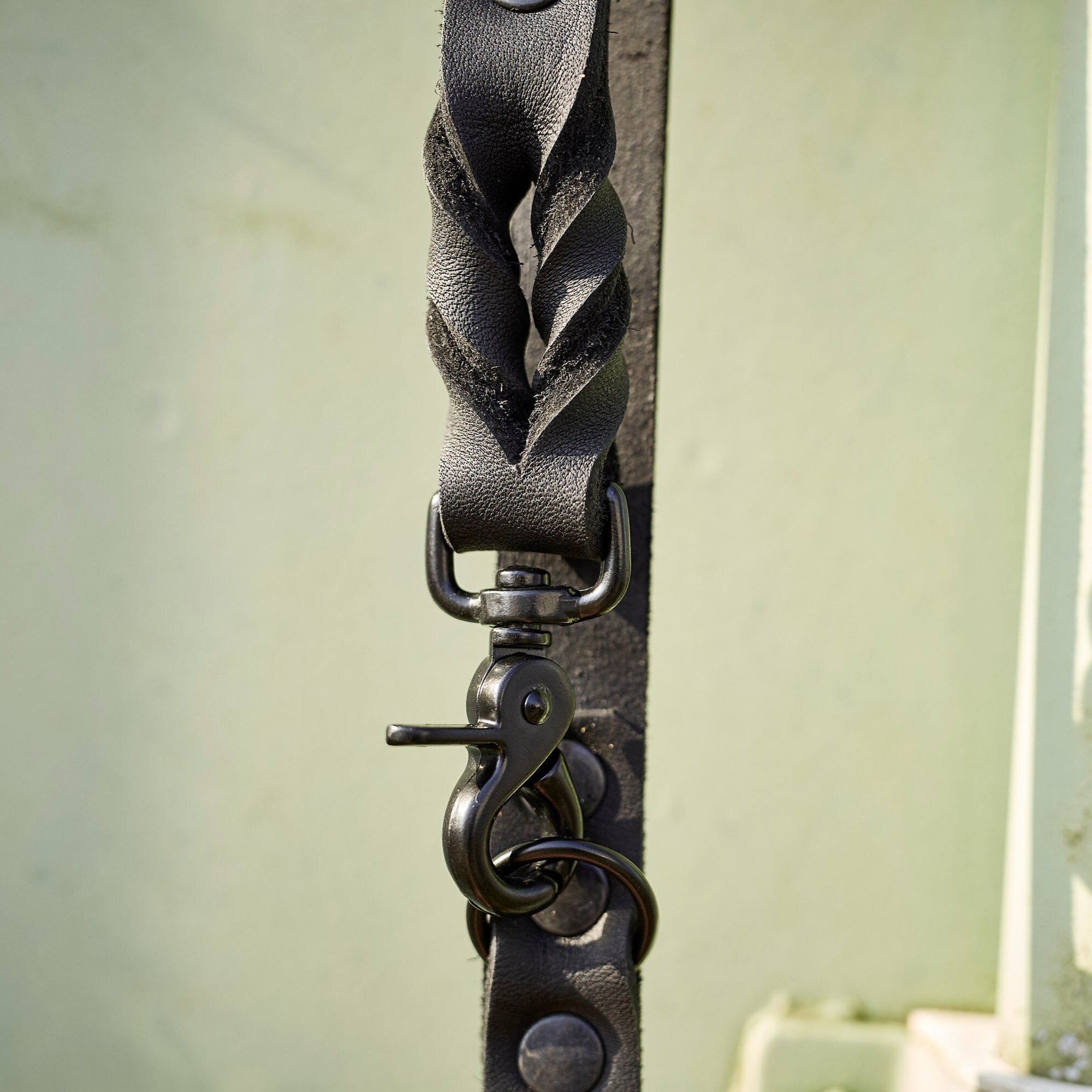 Laisse en cuire de la collection GIro de Laboni, noir, avec accroche et boutons en métal noir, zoom sur l'accroche et le cuir 