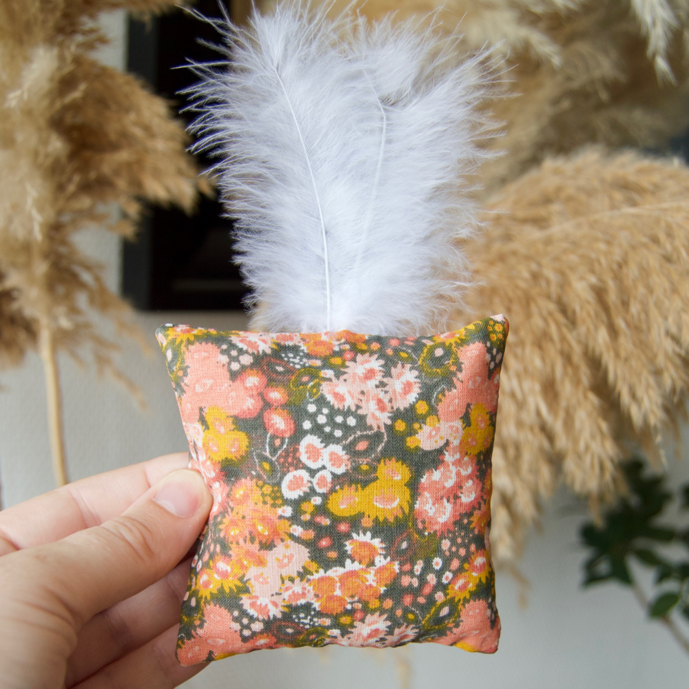 Le Coussin – Jouet artisanal pour chat en tissu (herbe à chat/ valériane)