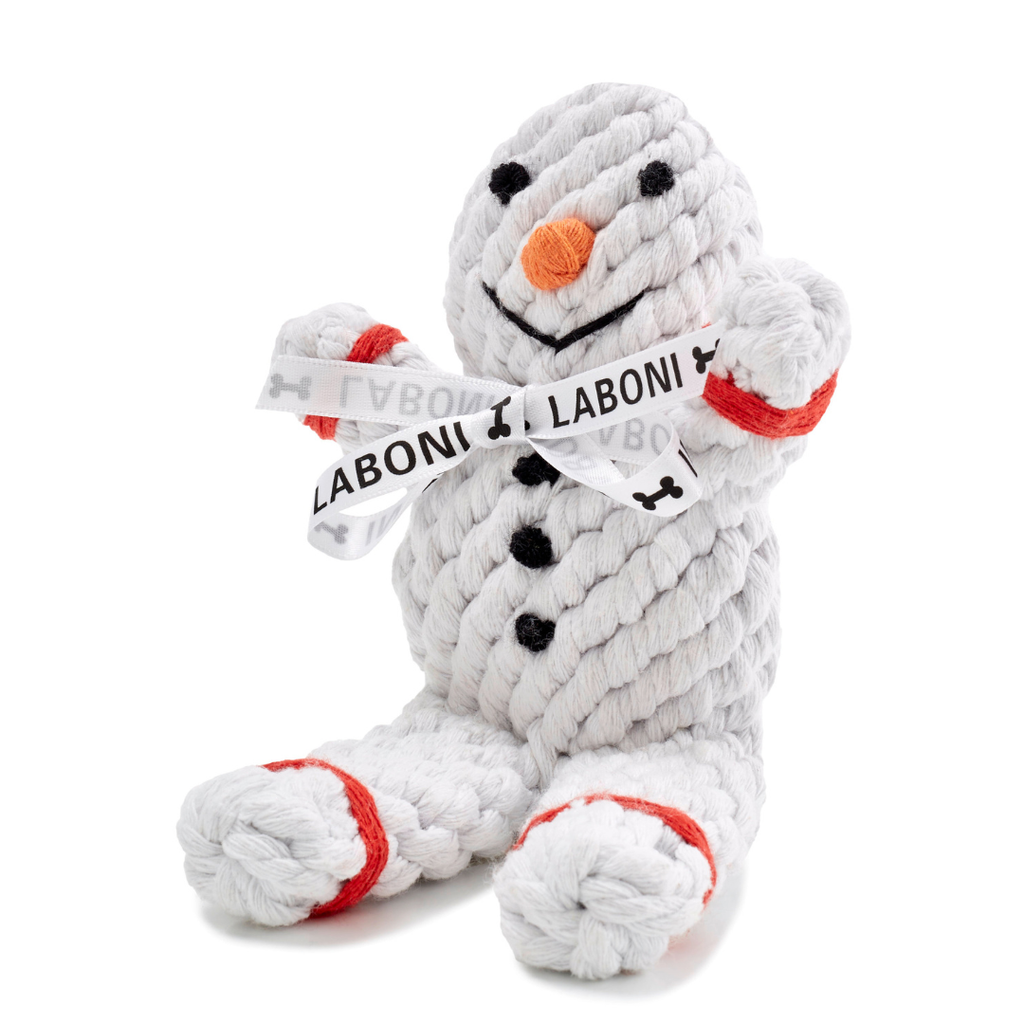 Jouet en corde Shawn le Bonhomme de Neige Laboni en position assise, fond neutre blanc.