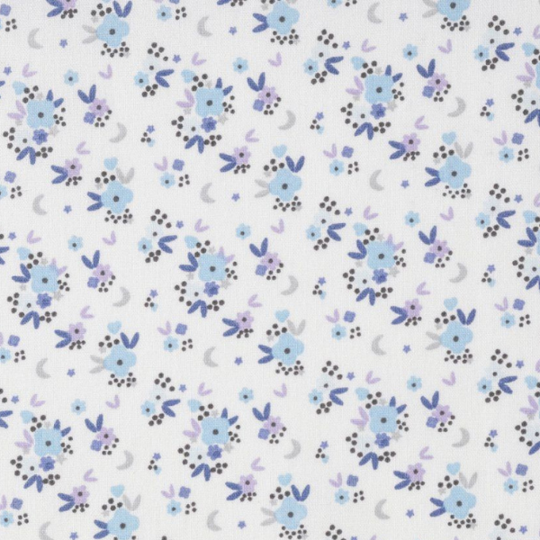Tissu blanc avec petits motifs floraux bleus et rouges délicats