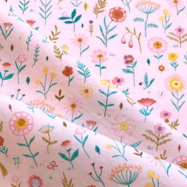 Tissu rose clair avec fleurs sauvages colorées style prairie