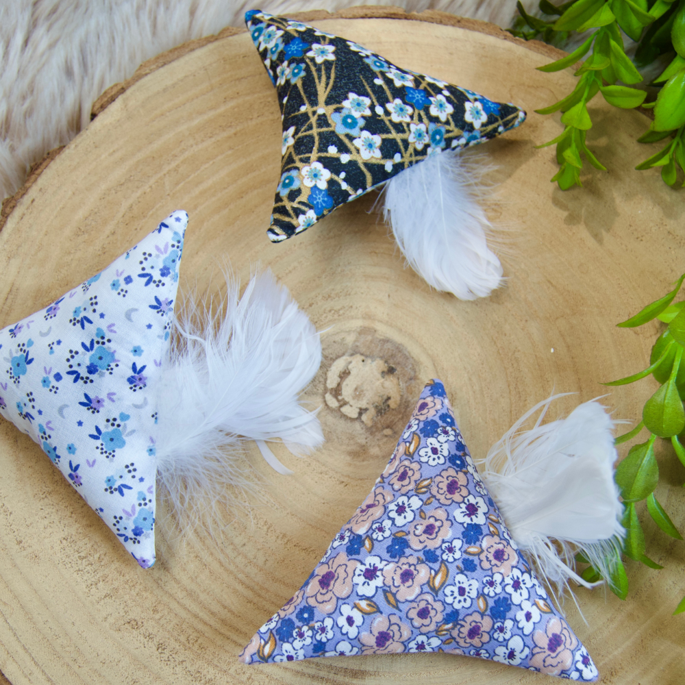 Le Tri-Plumes – Jouet artisanal pour chat en tissu (herbe à chat/ valériane)