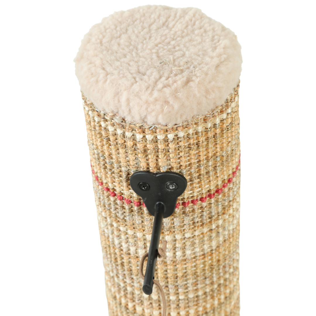 Vue de détail du haut du poteau Boréal Zolux beige avec fixation noire